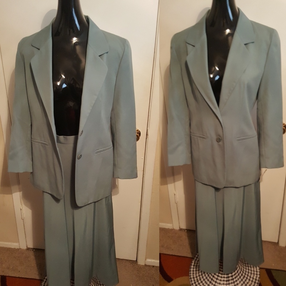 Talbots Petites  suit size 4 ( NWT)